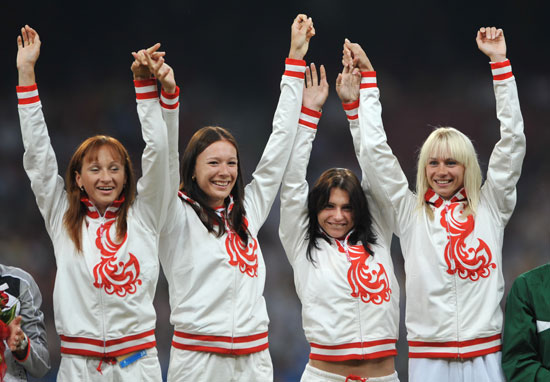 资料图片-北京奥运女子4x100米接力冠军俄罗斯合影