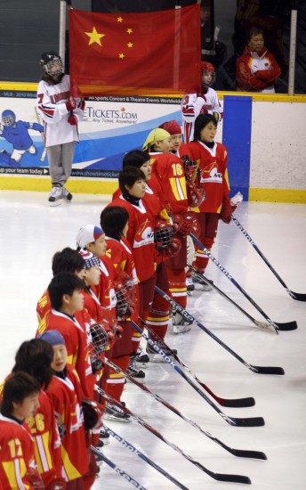 图文—中国女子冰球队冬奥热身告负 国家队一字排开