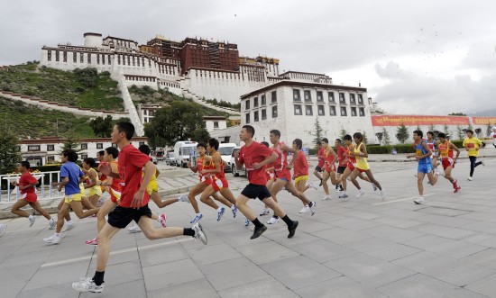用脚步丈量生命的意义 拉萨马拉松赛动人瞬间
