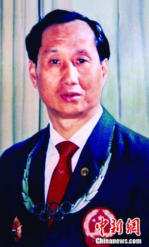 中国第一个世界纪录创造者，十破举重世界纪录陈镜开。