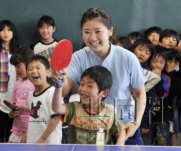 福原爱前往仙台慰问灾区小学生 赠送小型球桌