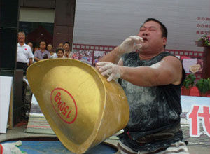 "玉林制药·正骨水"杯2011全国大力士王争霸赛四川双流赛区的比赛