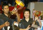 图文-羽毛球中国公开赛落幕印尼组合捧冠军奖杯