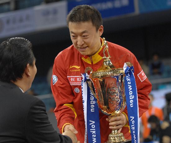 图文-国际乒联总决赛男单颁奖 马琳接过冠军奖