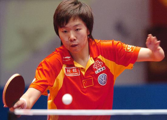 图文-乒乓球世界总冠军赛 李晓霞比赛中一丝不