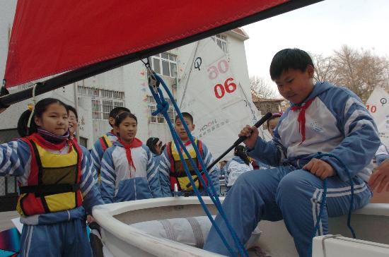 图文-帆船运动走进青岛校园 小朋友亲自上阵感