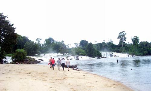图文-喀麦隆风景名胜赏析 克里比瀑布直挂入海