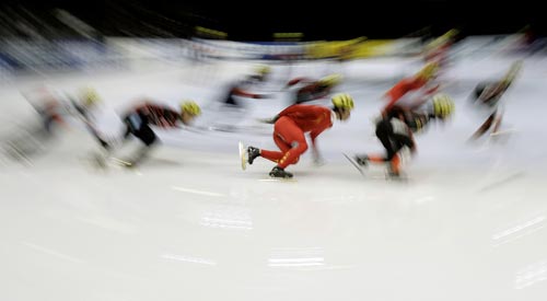 图文-短道速滑世界杯加拿大站选手场上风驰电掣