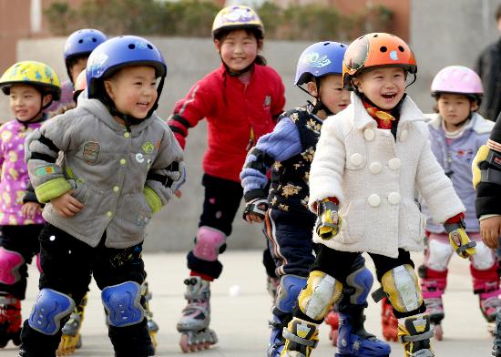 图文-春季使群众户外运动乐趣多 轮滑是孩子们