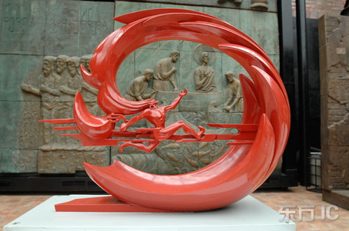文-北京奥运景观雕塑亮相莫斯科 《夸父追日》