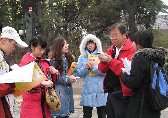 图文-北京大学生迎奥运练英语 一起交流学习体