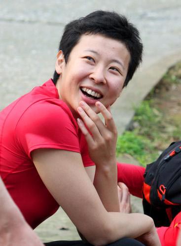 图文中国女排郴州户外登山训练冯坤轻松完成任务