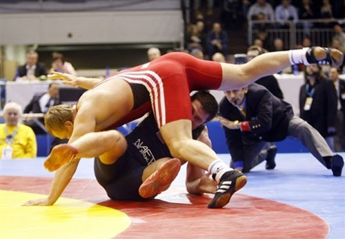 图文-摔跤欧锦赛男子古典式120公斤 对手都被顶飞