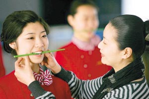 图文-奥运礼仪小姐培训揭秘 咬根筷子练习微笑