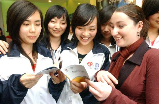 图文-沈阳奥运志愿者接受英语培训 与外教交流