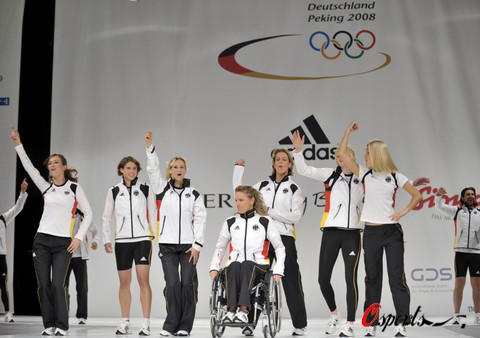 图文-德国代表团发布北京奥运会制服 白色运动