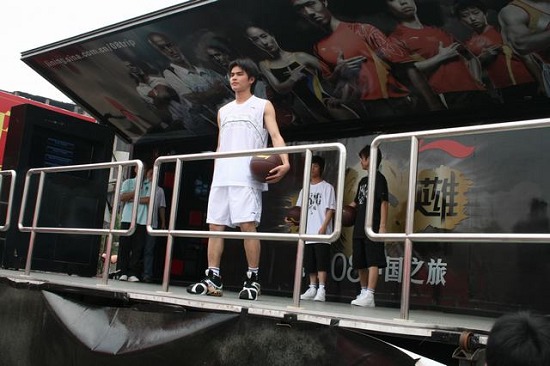 图文-李宁08之旅永州站 全副武装的灌篮高手_