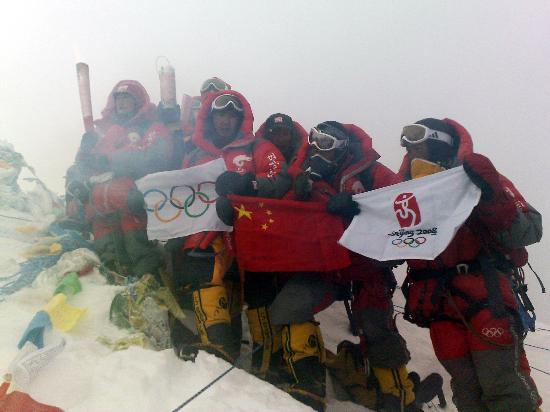 奥运火炬今晨登顶珠峰 创造登上世界第三极新纪录