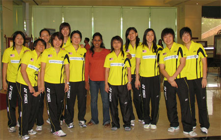 图文-马来西亚羽毛球队备战汤尤杯 女队集体合