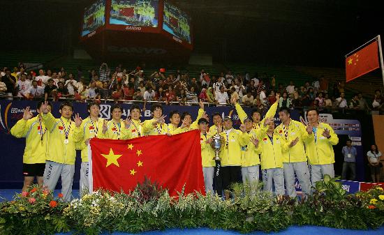 图文-中国羽毛球队夺得汤姆斯杯 赛后颁奖仪式