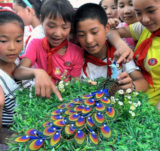 图文-巧手制作展才艺喜迎奥运庆六一 作品《孔雀》