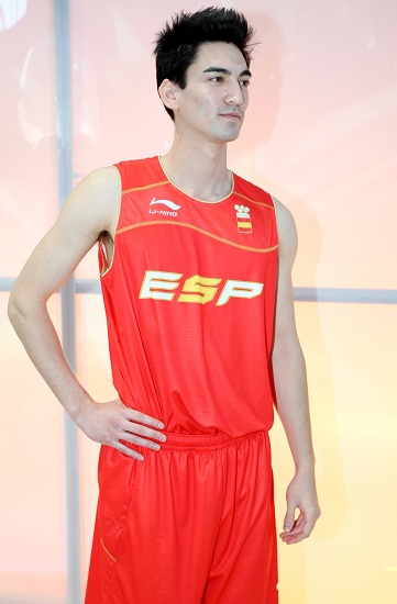 图文-模特展示国家队08装备 西班牙男子篮球队