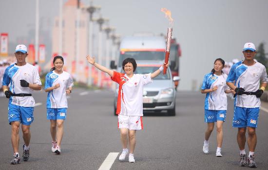 图文-北京奥运圣火在湖南长沙传递 符晓华传递