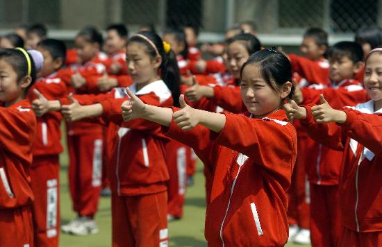 图文-济南小学生学习奥运文明加油手势 整齐划