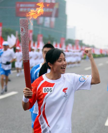 图文北京奥运圣火在重庆市区传递火炬手陈丽莎