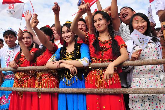 图文-奥运圣火在新疆石河子传递 新疆美女待祥