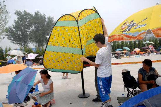 图文-市民排队购最后一批奥运门票 搭起帐篷抵御酷暑