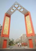 图文-北京奥运村准备就绪 高耸的门楼颇有中国味