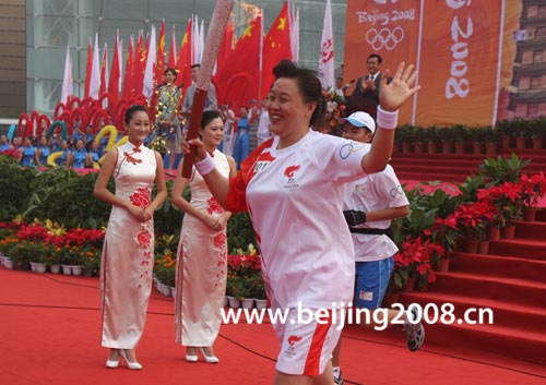 图文-北京奥运圣火在郑州传递 张蓉芳领跑郑州传递
