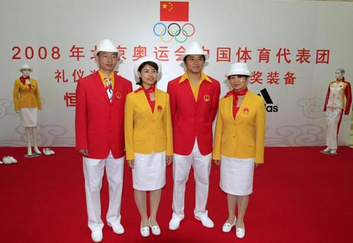 图文-奥运开幕式中国运动员入场礼服 红黄白三色