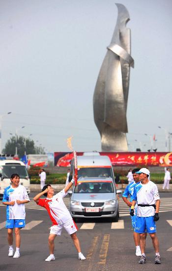 图文-北京奥运圣火在开封传递 弯弓射雕雄心壮志
