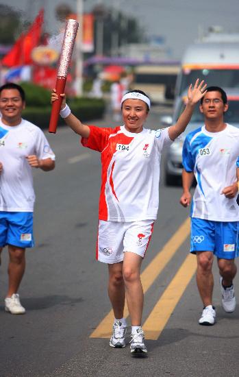 图文-北京奥运圣火在开封传递 微笑行进手舞足蹈