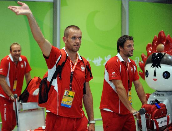 图文-波兰代表团首批成员抵达北京 英俊的波兰选手