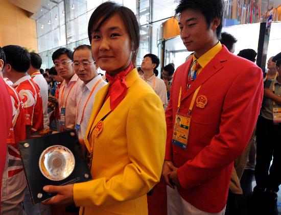 图文-青岛奥运村开村仪式 中国代表团成员心情不错