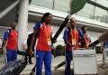 图文-古巴奥运代表团包机抵京 运动装备还不少