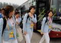 图文-日本游泳队抵达北京 队员们走入奥运村