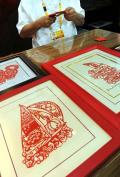 图文-青岛奥运村凸显中国元素 艺人在制作剪纸作品