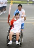 图文-奥运圣火在安阳传递 残疾人火炬手传递