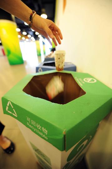 图文-“绿色奥运”从点滴做起 纸质分类垃圾箱