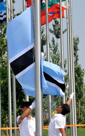 图文-博茨瓦纳代表团举行升旗仪式 标准姿式托国旗