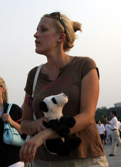 图文-外国游客游览天安门广场 大熊猫是我的最爱