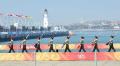 图文：（北京奥运）（1）奥帆赛海上颁奖 升旗手成为亮点