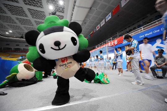 图文-动感之都奥运北京 学生扮成福娃晶晶后亮相
