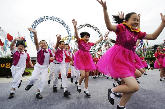 图文-动感之都奥运北京 学校合唱团小演员很高兴