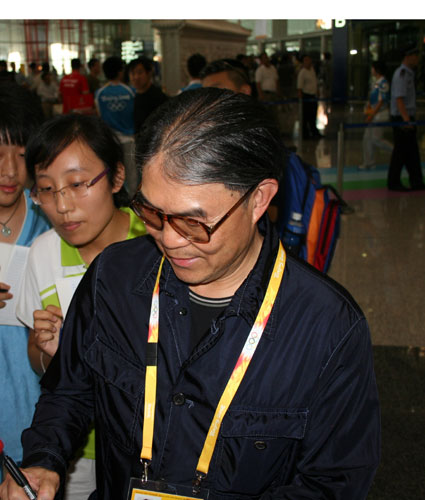图文-霍震霆飞抵首都国际机场 为市民签名留念
