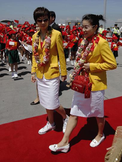 图文-奥运金牌运动员代表团抵港 双冠王身披花环